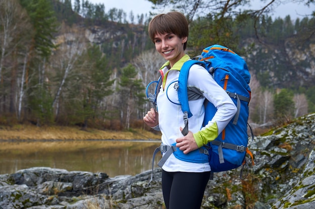 Andar mulher viaja com uma mochila