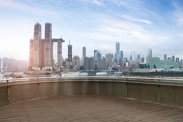 Andar vazio e edifícios modernos da cidade em Chongqing, China