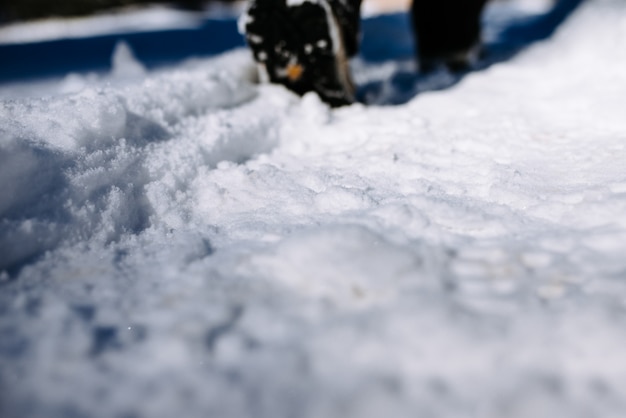 Ande no caminho nevado. Fechar-se