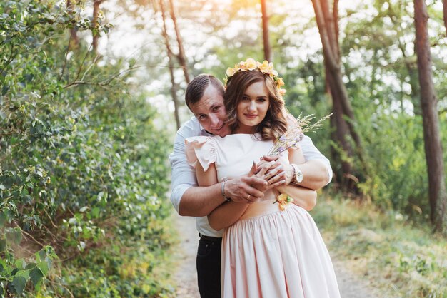 Ande um jovem casal feliz na natureza