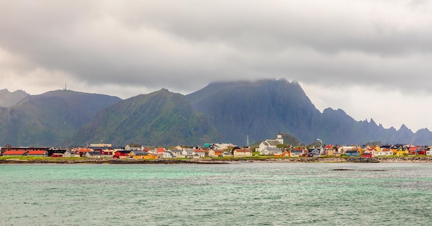 Andenes-Dorfpanorama mit mehreren Häusern und Bergen im Hintergrund Lofoten-Inseln Andoy-Gemeinde Vesteralen-Bezirk Nordland-Grafschaft Norwegen