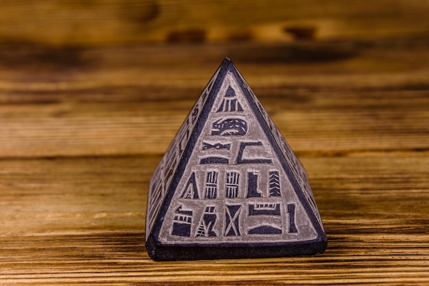 Andenken ägyptische Pyramide auf dem Holztisch