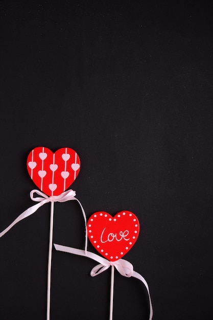 Andenkengeschenk für rotes Herz des Valentinstags mit einem weißen Band