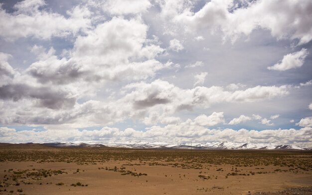 Andenlandschaft der großen Höhe mit drastischem Himmel