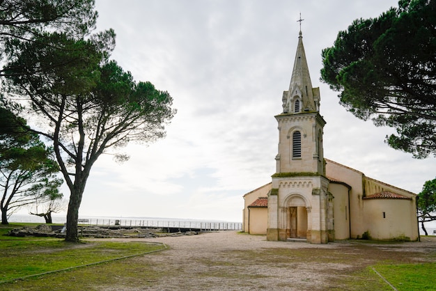 Foto andernos les bains igreja de saint eloi na bacia de arcachon aquitânia frança