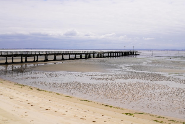 Andernos-Strand bei Ebbe mit dem großen Pier des Stadtpontons