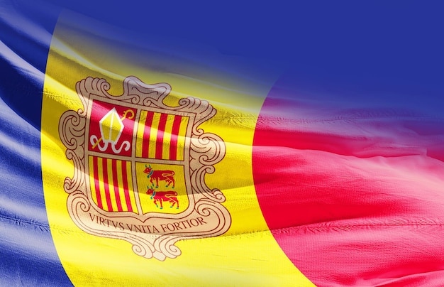 Andorra acenando a bandeira no céu lindo.