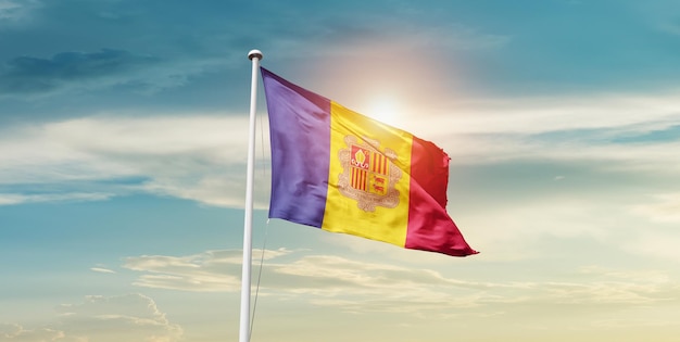 Andorra acenando a bandeira no céu lindo.