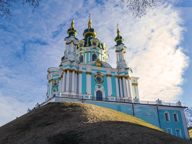 Andreevsky Church Iglesia ortodoxa con cúpulas de cebolla ubicada en la ciudad de Kiev en Andreevsky desc