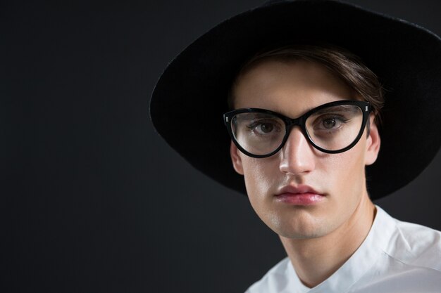 Androgyner Mann in Brille