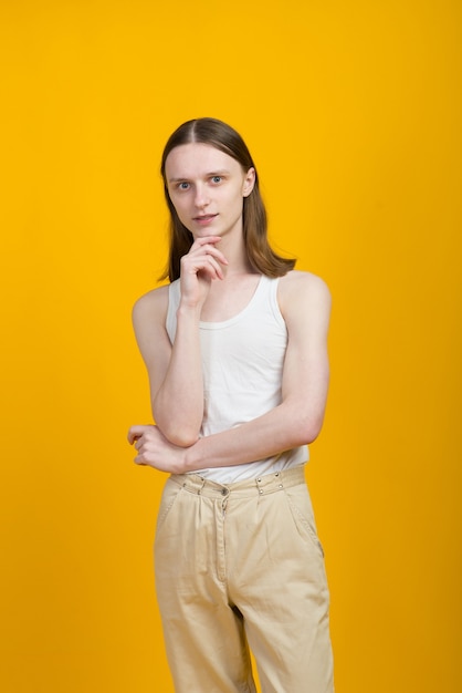 Androgyner schöner junger Mann