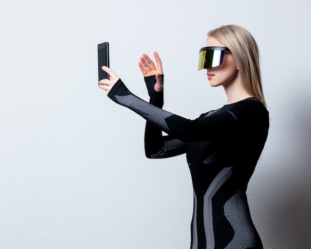 Android-Frau in VR-Brille und Handy auf weißem Hintergrund.