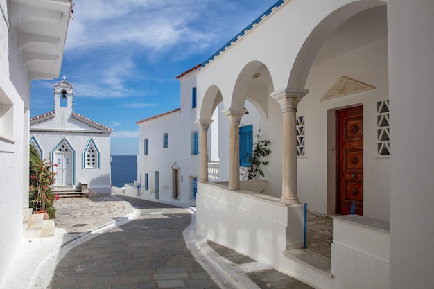 Andros Insel Chora Stadt Kykladen Griechenland Agia Varvara weiße orthodoxe Kirche Meer Himmel sonniger Tag