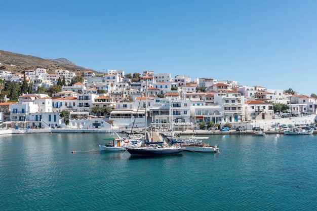 Andros island Batsi village Cyclades Grécia Vista do edifício à beira-mar café porto mar céu