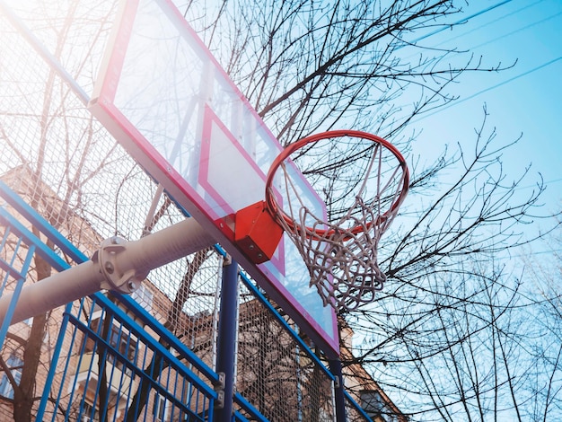 Cesta de basquete em um campo de jogos de bairro em nova york