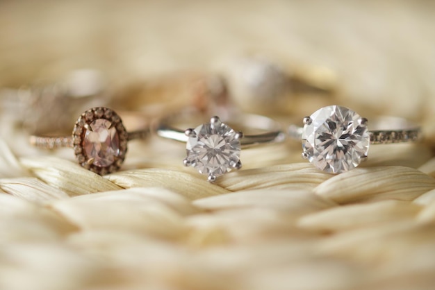 Anéis de casamento de diamante de joias fecham
