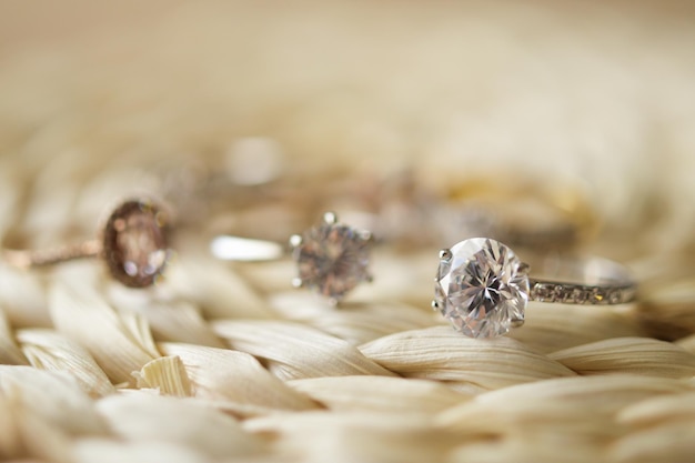 Anéis de casamento de diamante de joias fecham