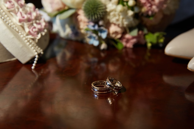 Foto anéis de casamento estão na mesa