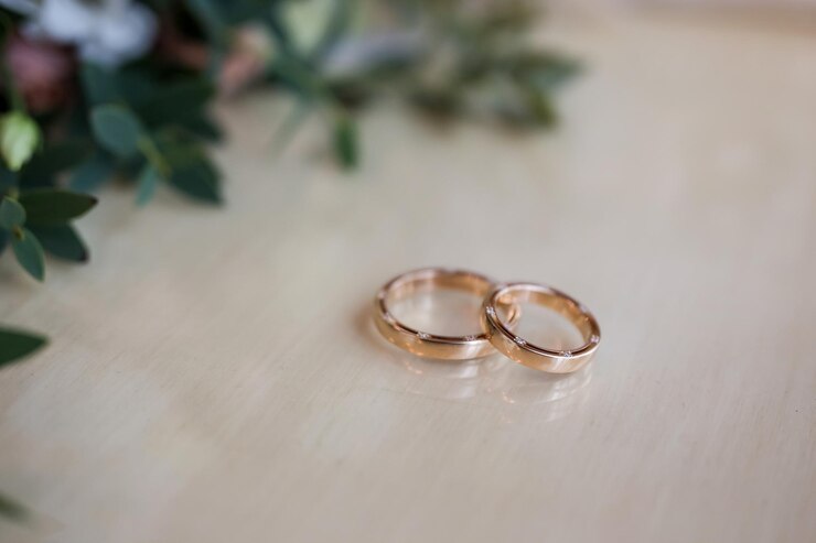 Anéis de casamento estão perto de um belo buquê como acessórios de noiva