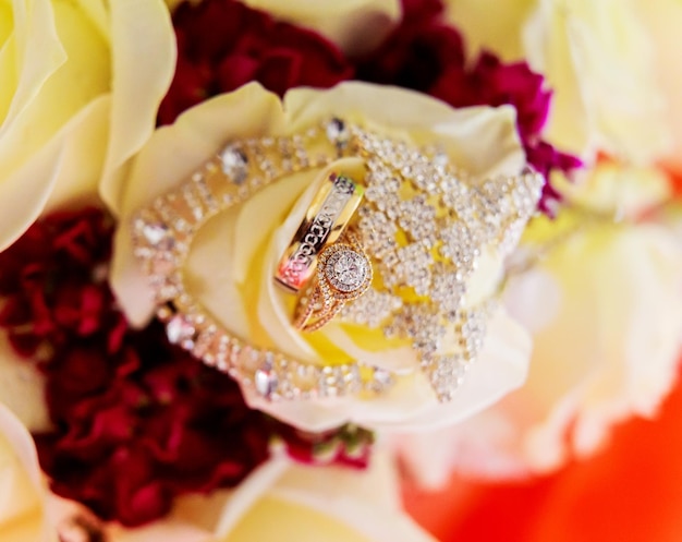 Anéis de casamento fechados em um romance dourado de fundo padrão