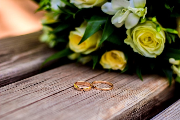 Anéis de casamento mentem e lindo buquê