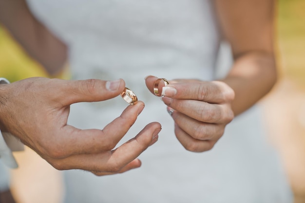 Foto anéis de casamento nas mãos 1850