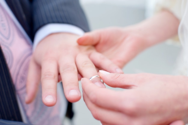 Foto anéis de casamento para noivado da noiva e do noivo