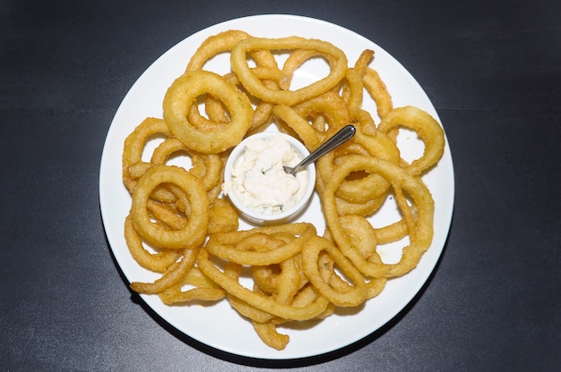 Foto anéis de cebola com creme de queijo