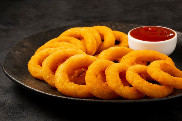 Anéis de cebola crocantes com ketchup.