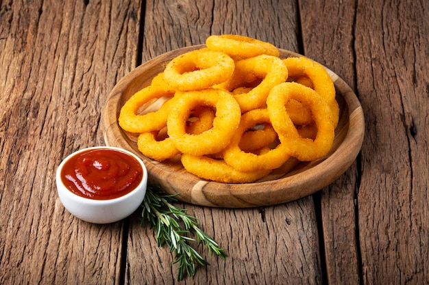 Anéis de cebola crocantes com ketchup.