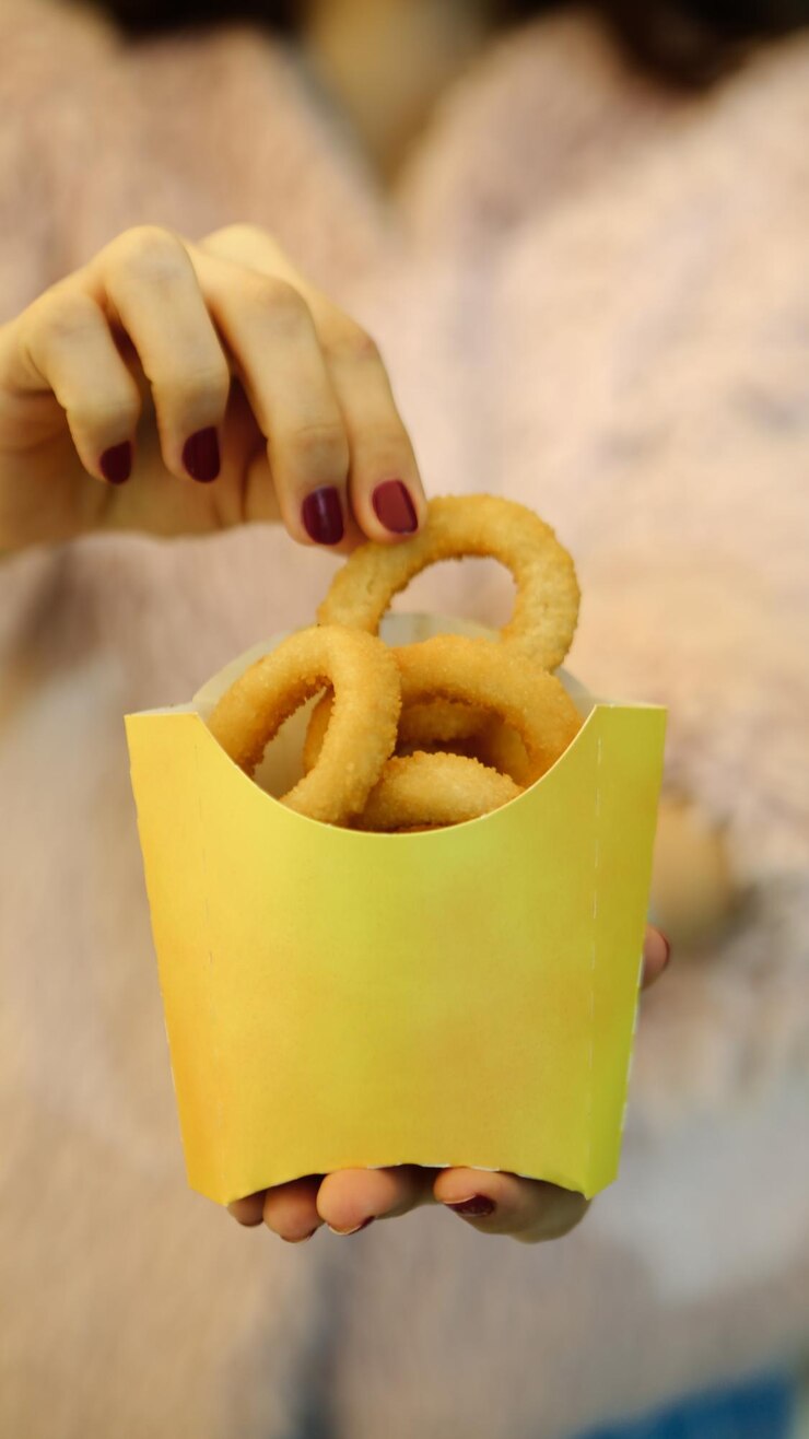 Foto anéis de cebola frita e crocante caseiros são deliciosos aperitivos