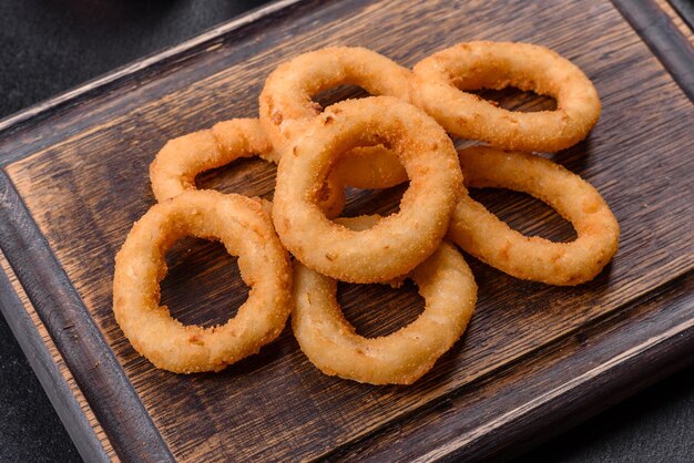 Anéis de cebola fritos crocantes caseiros com molho de tomate