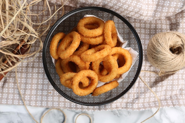 Anéis de cebola fritos crocantes caseiros deliciosos aperitivos