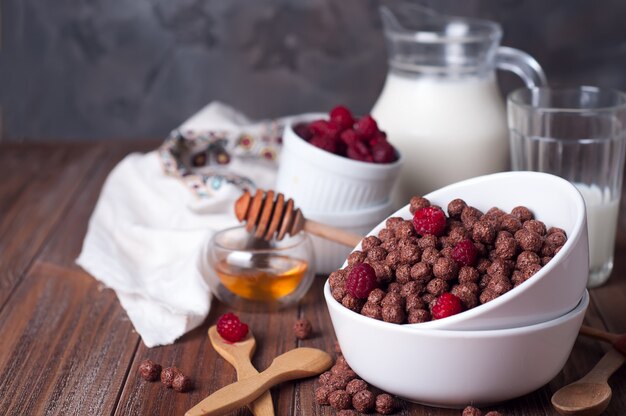 Anéis de cereais de chocolate na tigela