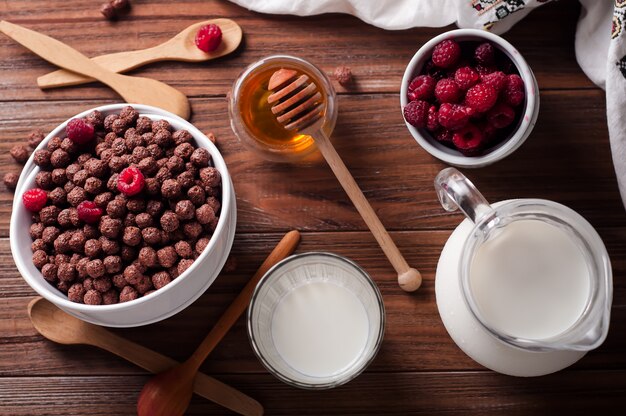 Anéis de cereais de chocolate na tigela