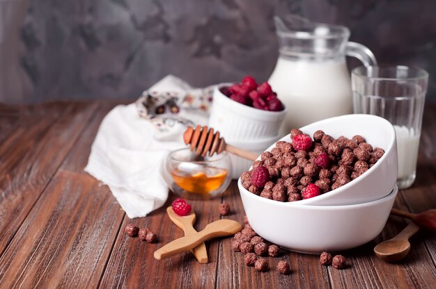 Anéis de cereais de chocolate na tigela