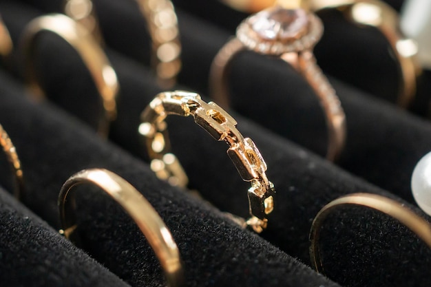 Anéis de diamante de joias de ouro são exibidos em vitrine de loja de varejo de luxo