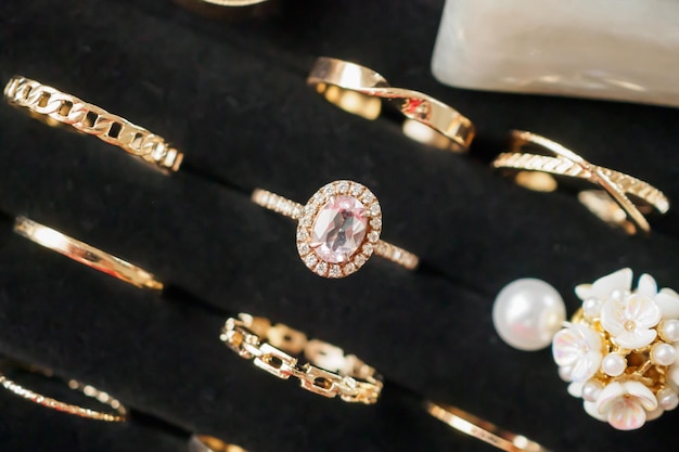 Anéis de diamante de joias de ouro são exibidos em vitrine de loja de varejo de luxo