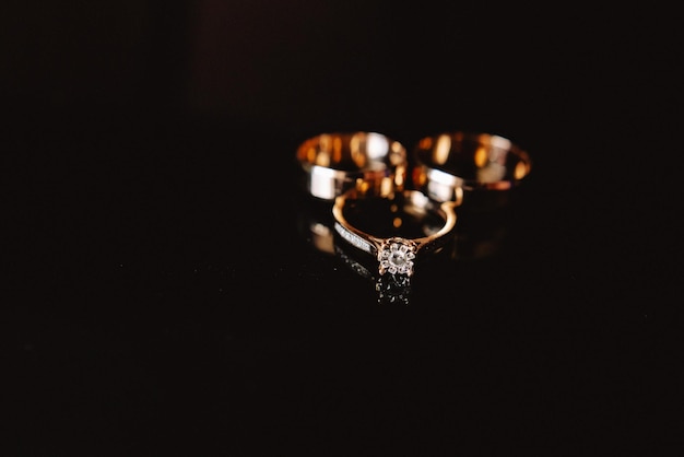 Anéis de diamante em preto Anéis de casamento chiques com diamantes em um fundo preto