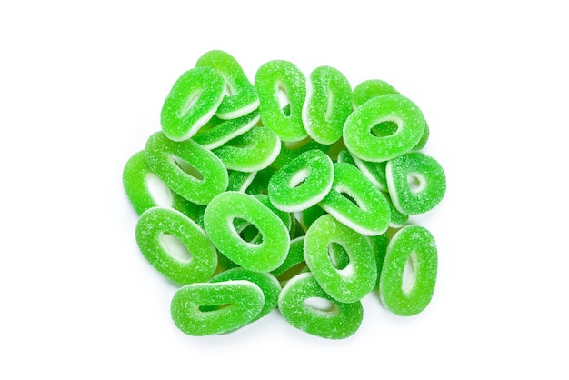 Anéis de doces de goma verdes em branco.