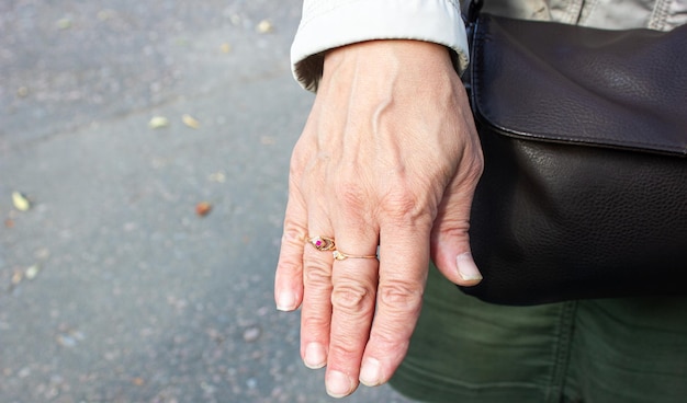 Anéis de ouro nos dedos da mão de uma mulher A palma de uma mulher com anéis nos dedos