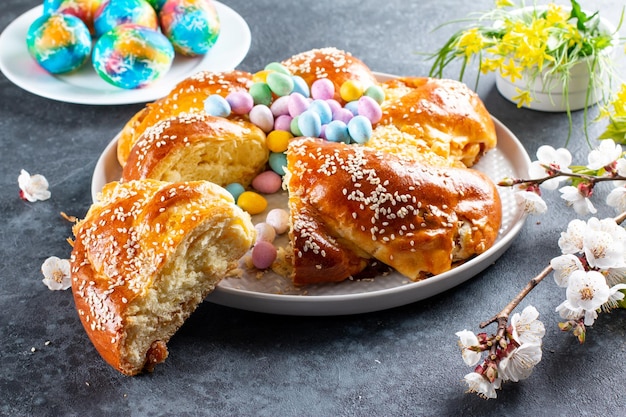 Anéis de pão de Páscoa italianos tradicionais decorados com ovos e granulado colorido