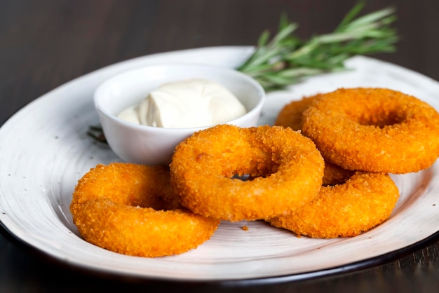 Anéis de queijo com molho de queijo com especiarias