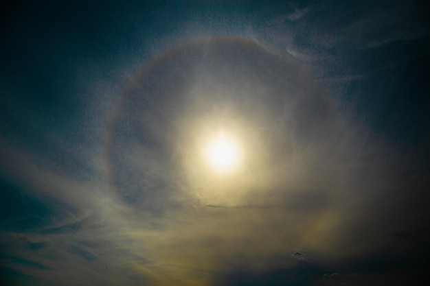 Anel de arco-íris incrível Efeito solar natural fantástico Belo pó de diamante ao redor do sol
