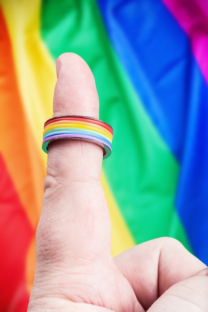 Anel de arco-íris no dedo de um homem