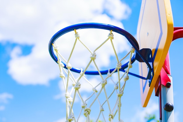 Anel de basquete no fundo do céu azul