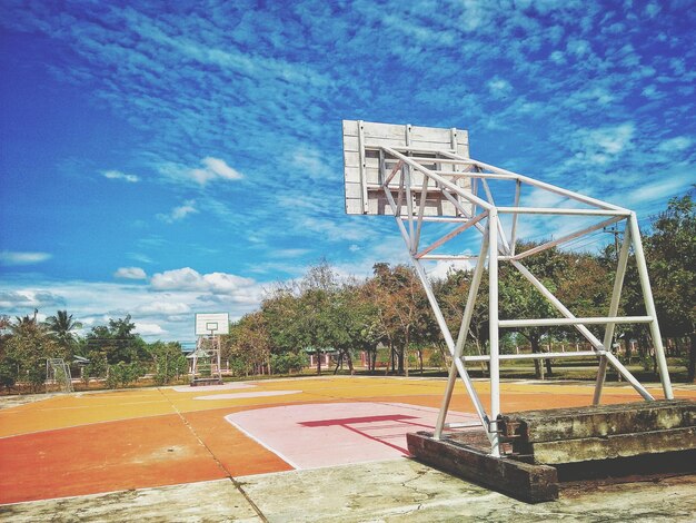 Foto anel de basquetebol no campo contra o céu nublado