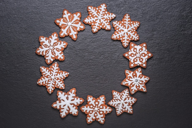 Anel de biscoitos de gengibre de natal na mesa de ardósia