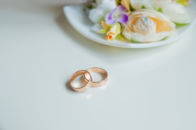 anel de casamento, acessórios nupciais. Alianças de casamento de ouro com flores