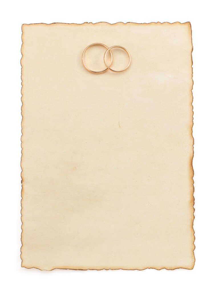 Foto anel de casamento e papel envelhecido isolado no branco